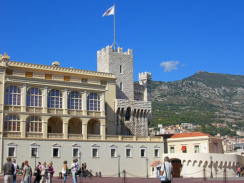 Palais du Prince Ansicht Reiseführer  Ist die Flagge der Grimaldis gehisst, ist die Fürstenfamilie zu Hause