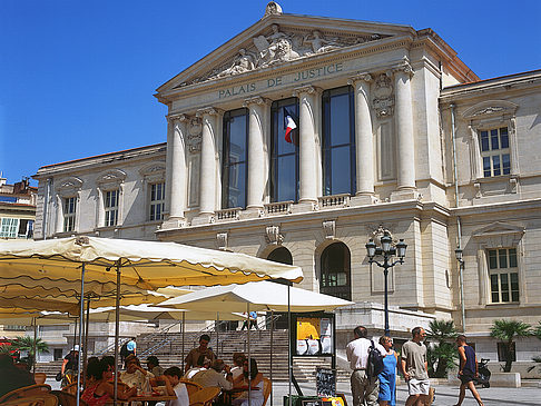  Bild Sehenswürdigkeit  Palais de Justice und schönes Straßencafé