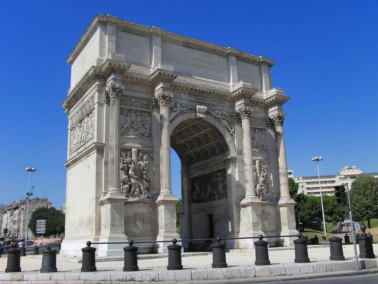  Bildansicht Sehenswürdigkeit  Marseiller Arc de Triomphe am nördlichen Ende der Cours Belsunce